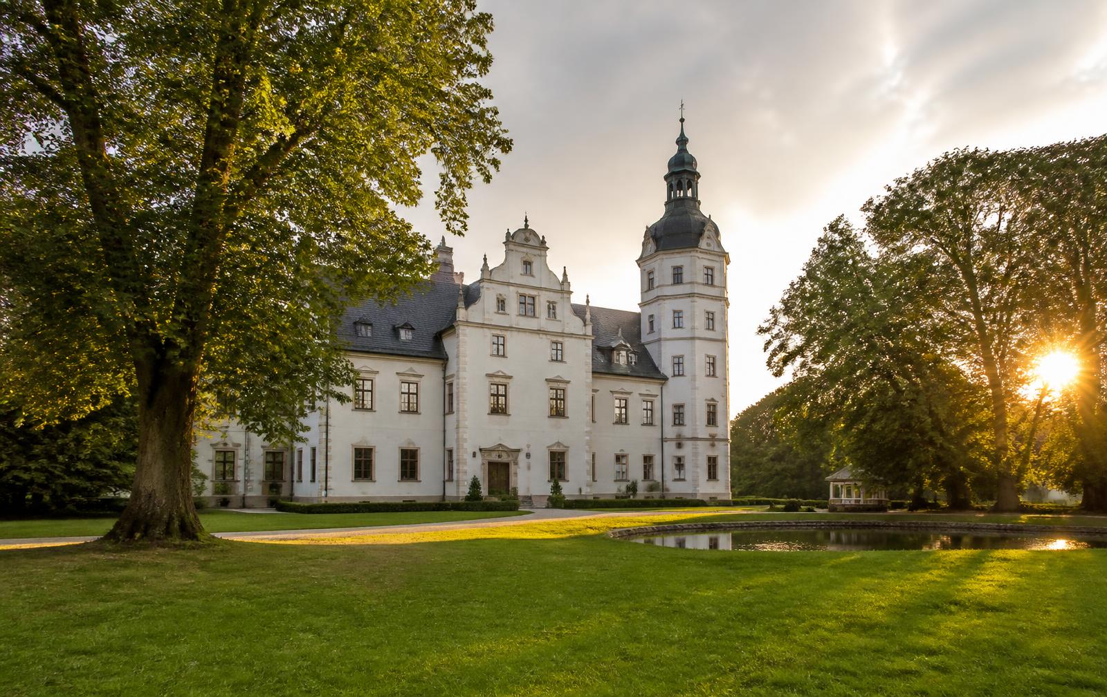 Zámek Raduň a zámecký park v podvečerním světle